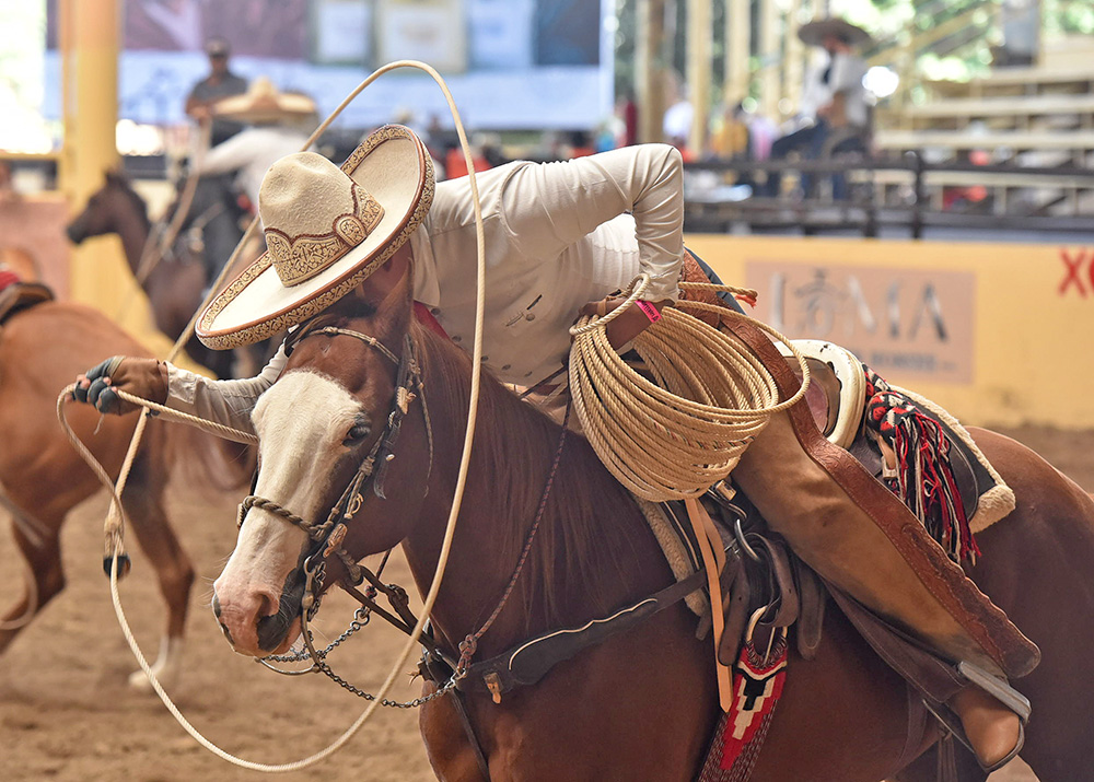 Rafael Gil cuajó dos manganas a caballo para la cuenta de Tequila Don Félix