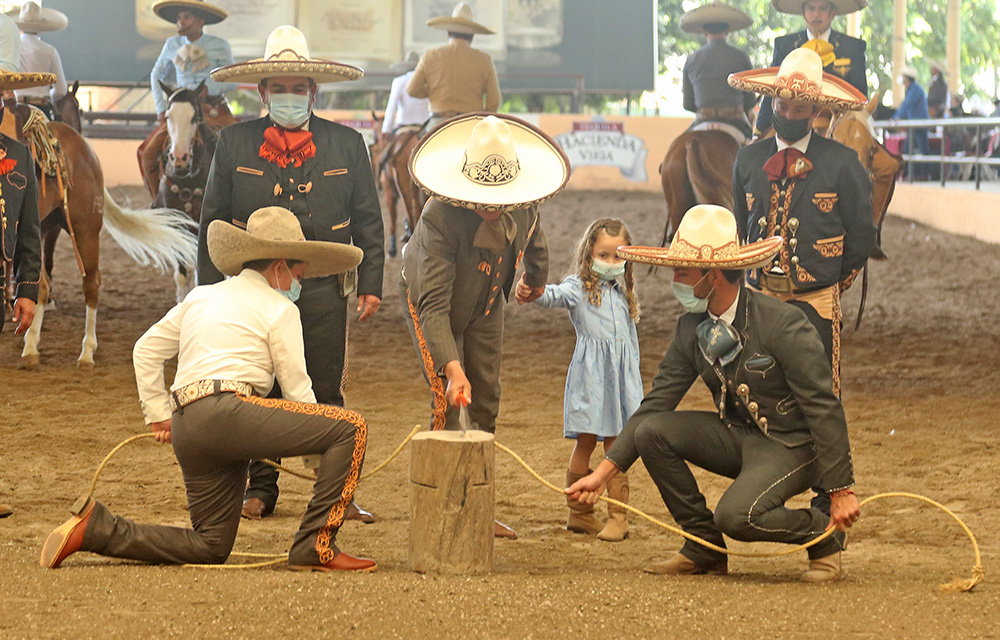 Salvador Barajas del Toro realizando el tradicional Corte de Reata inaugural del Campeonato Millonario Tequila Hacienda Vieja 2021